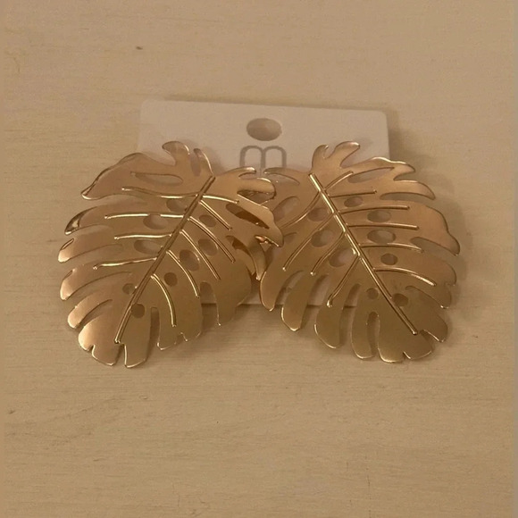 NWT Gold leaf pattern pierced earrings - Picture 1 of 1